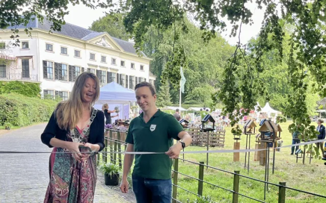 Wethouder Anne Marie 't Hart en rechts Alexander Kneepkens