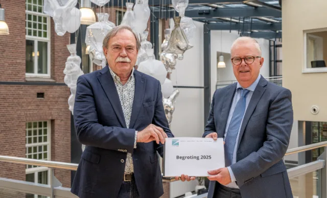 (Rechts) wethouder financiën Walter van Dijk en (links) plaatsvervangend voorzitter van de gemeenteraad Dick van Ginkel.