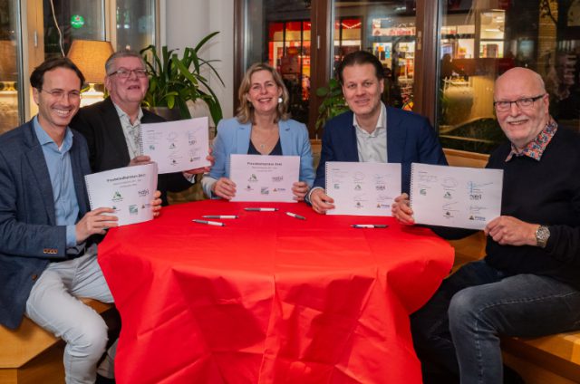 Bert van Oorschot (voorzitter HuurdersPlatform Seyst) - Martin van Bruggen (voorzitter Huurdersbelangenvereniging Prisma) - Danny Visser (directeur-bestuurder Woongroen) - Camiel Schuurmans (directeur-bestuurder NabijWonen) - Laura Hoogstraten (wethouder Wonen, gemeente Zeist)